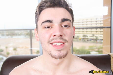 Der kräftige Amerikaner Asher Hawk wird nach dem Schwanzlutschen in den Arsch gefickt