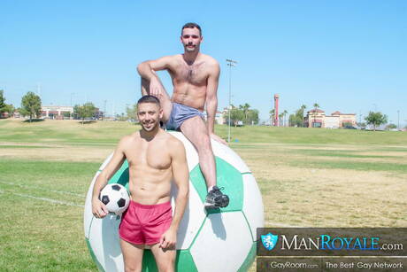 Der kräftige Kanadier Shane Jackson und der Hengst Anthoni Hardie ficken in den Arsch, nachdem sie draußen einen Schwanz gelutscht haben