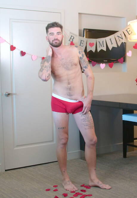 Der amerikanische Schönling Tristan Hunter und der französische Superhengst Chris Damned in einer heißen homosexuellen Szene in der Küche