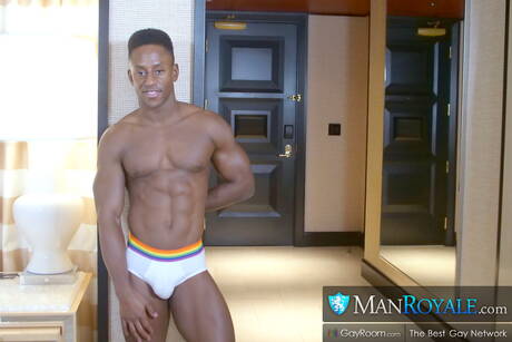 El corpulento Tyler Slater y el negro duro Liam Cyber en sexo anal interracial caliente