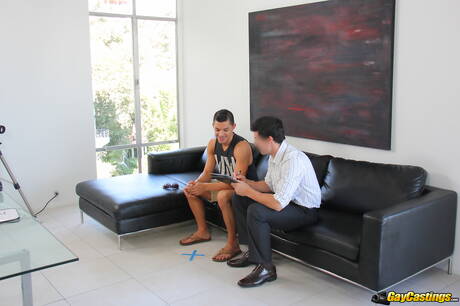 Il duro Ethan si fa fottere il culo dopo averlo succhiato