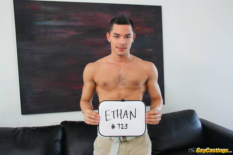 Il duro Ethan si fa fottere il culo dopo averlo succhiato