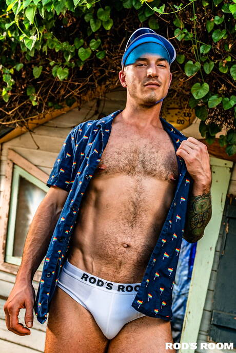 Der nette amerikanische Bulle Derek Kage und der bullige Devin Franco bei heißer Arschfick-Action draußen