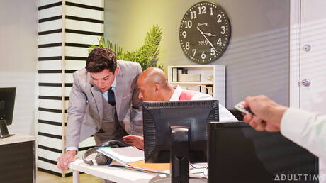 Les vilains garçons Dakota Payne, Jkab Ethan Dale et Zario Travezz dans une baise anale interraciale à trois