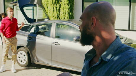 Gorący amerykańscy faceci gorący młodzieniec Jack Bailey i umięśniony Cliff Jensen wiercą tyłek na zewnątrz