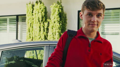 Gorący amerykańscy faceci gorący młodzieniec Jack Bailey i umięśniony Cliff Jensen wiercą tyłek na zewnątrz