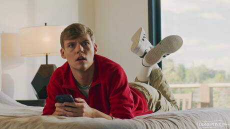 Gorący amerykańscy faceci gorący młodzieniec Jack Bailey i umięśniony Cliff Jensen wiercą tyłek na zewnątrz