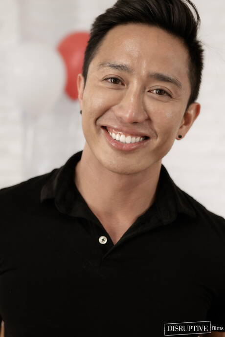 Il super stallone Des Irez e il fusto Jkab Ethan Dale scopano dopo aver succhiato il cazzo