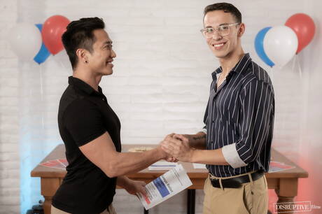 Il super stallone Des Irez e il fusto Jkab Ethan Dale scopano dopo aver succhiato il cazzo