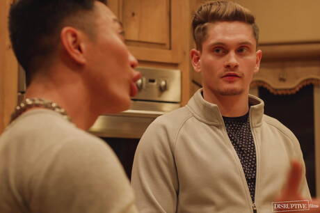 Amerykańskie gwiazdy porno, krzepki facet Jkab Ethan Dale i mięsisty Jay Tee ruchają się po ssaniu kutasa w kuchni