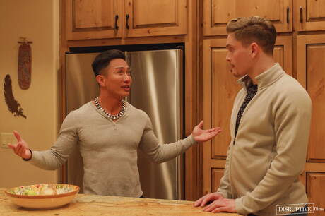 Amerykańskie gwiazdy porno, krzepki facet Jkab Ethan Dale i mięsisty Jay Tee ruchają się po ssaniu kutasa w kuchni