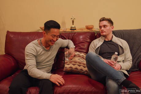 Amerykańskie gwiazdy porno, krzepki facet Jkab Ethan Dale i mięsisty Jay Tee ruchają się po ssaniu kutasa w kuchni