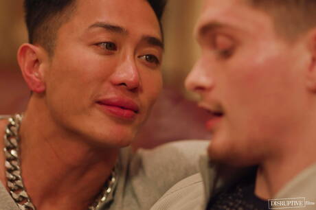 Amerykańskie gwiazdy porno, krzepki facet Jkab Ethan Dale i mięsisty Jay Tee ruchają się po ssaniu kutasa w kuchni