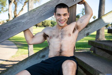 O garanhão peludo americano Andrew Miller e o durão Benji Hart mostram um corpo forte por fora