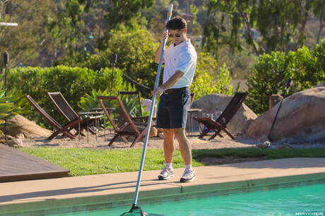 ホットなアメリカ人、スーパースタッドのダコタ・ペインとビーフケーキのデヴィン・フランコがプールでアナルセックスをする