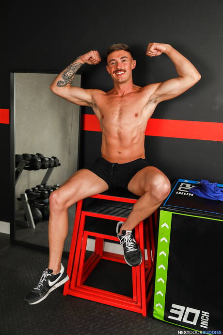 Amerikaanse twink Kyle Wyncrest en gespierde Phoenix Ocean hebben een hete seks in de buitenlucht