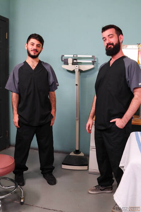 Los simpáticos estadounidenses Adrian Rose y Colton Scott, ambos bien formados, en una escena homosexual caliente.