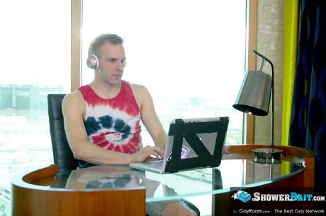 Husky guy Jay Taylor and american superstud Eddie Danger fuck ass after sucking cock in shower