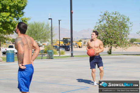 Superhengst Ollie und der kräftige Vadim Black ficken nach dem Schwanzlutschen im Badezimmer