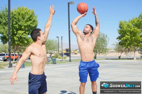 Superhengst Ollie und der kräftige Vadim Black ficken nach dem Schwanzlutschen im Badezimmer