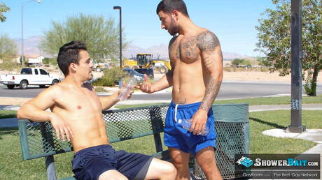 Superhengst Ollie und der kräftige Vadim Black ficken nach dem Schwanzlutschen im Badezimmer