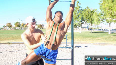 De knappe Amerikaanse hengst Adrian Hart en de knappe kerel Masyn Thorne hebben goede interraciale seks in een hete douche