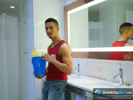 La lontra americana Mason Lear e il muscoloso Beau Taylor si scopano il culo dopo aver succhiato un cazzo sotto la doccia calda