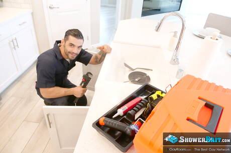 American beefcake Arad Winwin and well-built Aiden drilling an ass in hot shower