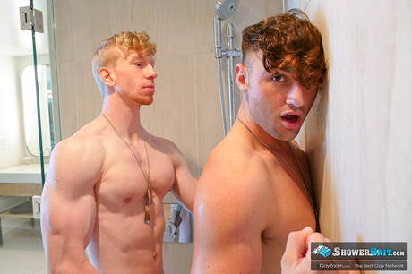 Der britische harte Kerl Michael Boston und der amerikanische Bulle Jesse Stone haben sich in der Badewanne gevögelt