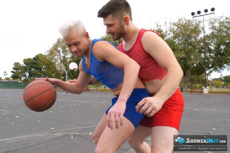 素敵なアメリカ人のホットなトゥインクのアンドリュー・コナーとたくましいタイラー・キャッスルがお風呂で尻を掘る