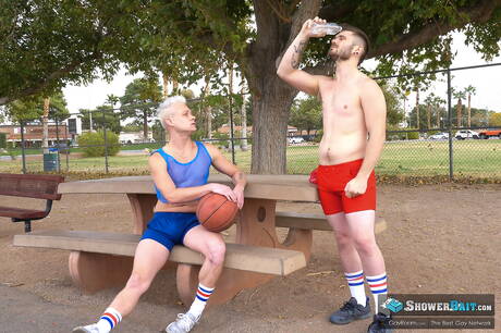 素敵なアメリカ人のホットなトゥインクのアンドリュー・コナーとたくましいタイラー・キャッスルがお風呂で尻を掘る