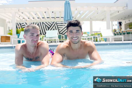 ハンサムな男コルトンとアメリカ人のイケメンブレット・ディランが熱いシャワーで熱いセックスをする