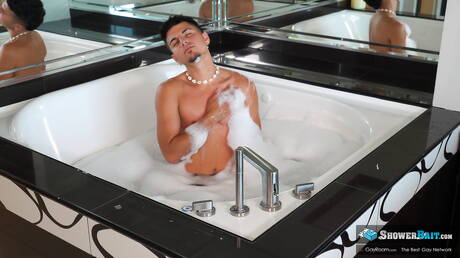 Les sympathiques copains américains bodybuilder Jesse Stone et le beau garçon Archie Bakk baisent après avoir sucé une bite dans la salle de bain