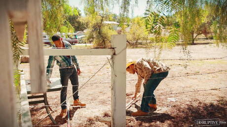 拉丁毛茸茸的猛男 Andrew Miller 和肌肉發達的 Jimmy West 在戶外進行跨種族口交後操弄屁股