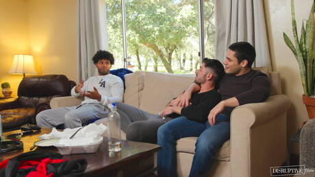 Amerykański twardziel Nico Coopa i przystojny Tony Genius uprawiają międzyrasowy seks