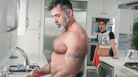 El supersemental Lawson James y el semental Nick Floyd tienen un buen sexo en la cocina