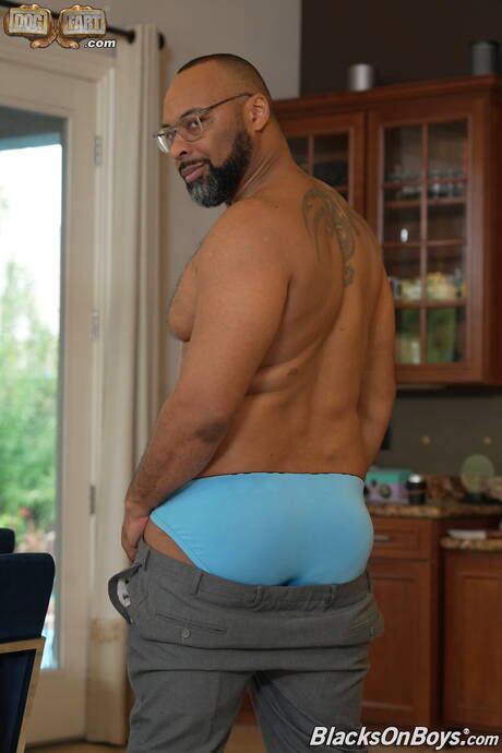 肌肉發達的 David Zayne 和黑人肌肉發達的 Ray Diesel 在廚房裡黑白相間地做愛