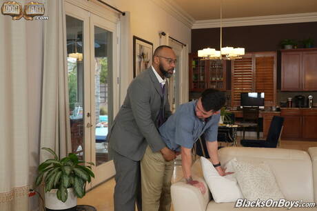 肌肉發達的 David Zayne 和黑人肌肉發達的 Ray Diesel 在廚房裡黑白相間地做愛