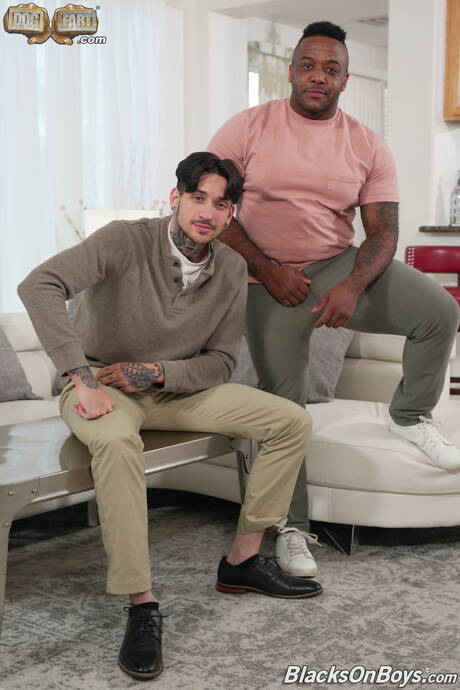 O supergaranhão negro Micah Martinez e a ursa madura Yinnie Dedom fodem a bunda depois de um boquete interracial