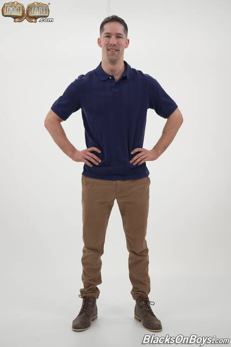 Il bel ragazzo Bulu Bachelor e il bel ragazzo Eddie Patrick in un duro sesso anale interrazziale