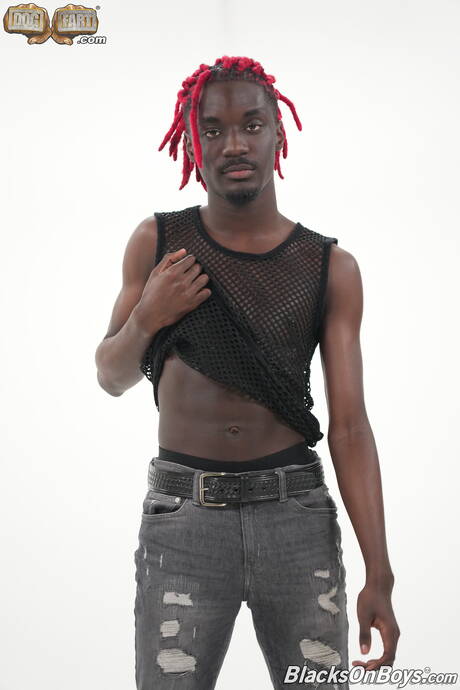 たくましい男のブル・バチェラーとたくましい男のエディ・パトリックが激しい異人種間のアナルセックスをする