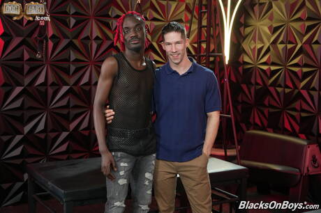 たくましい男のブル・バチェラーとたくましい男のエディ・パトリックが激しい異人種間のアナルセックスをする