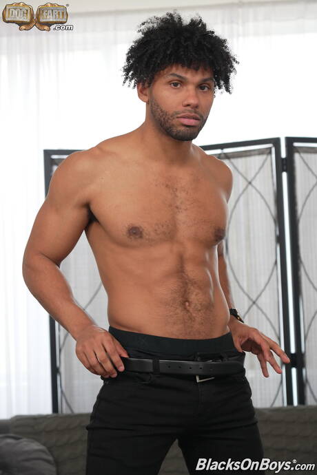 Der amerikanische Kraftprotz Quin Quire und der Muskelprotz Tony Genius beim heißen Analsex zwischen verschiedenen Rassen