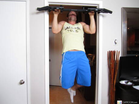 Stoere kerel Lance Howard neukt kont na het zuigen van een lul