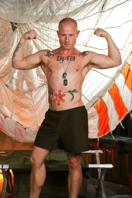 Il muscoloso americano Niko Carr e il robusto Vince Vega si godono un bel sesso anale