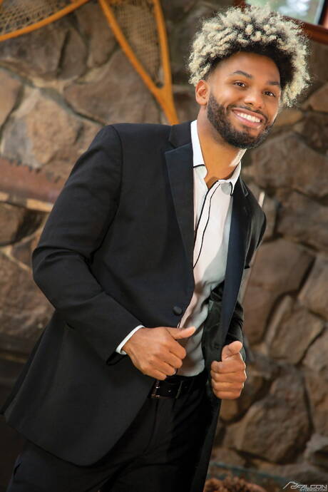 Silny Reign i przystojny Tony Genius obciągają i ruchają się nawzajem