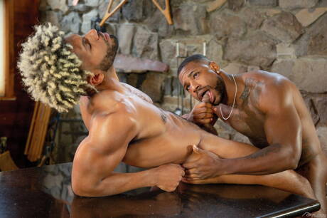 Silny Reign i przystojny Tony Genius obciągają i ruchają się nawzajem