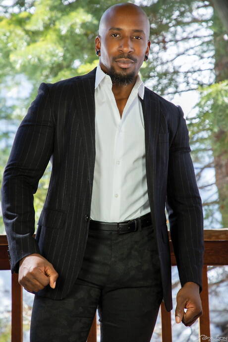 Piękni amerykańscy chłopcy, dobrze zbudowani Roman Todd i silny byk Max Konnor uprawiają dobry międzyrasowy seks na zewnątrz