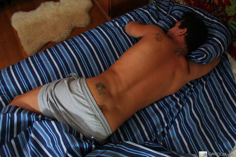 タフガイのブロディ・ワイルドがチンポをしゃぶった後にファックする