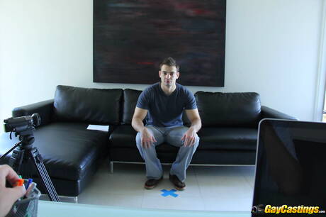 Le culturiste Scotty joue avec sa bite